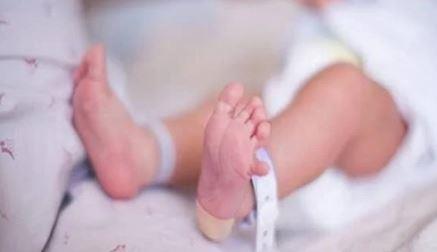 العثور على طفل حديث الولادة في المقابر