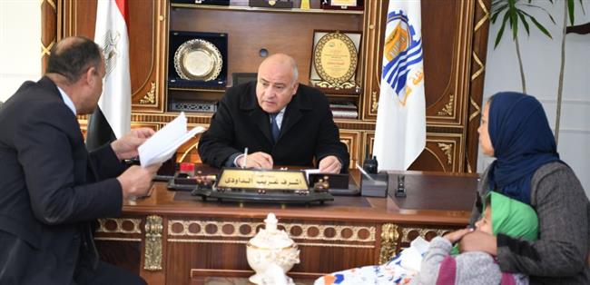 محافظ قنا يواصل استقبال المواطنين بمكتبه لبحث شكواهم 