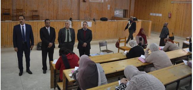 رئيس جامعة جنوب الوادي يتفقد امتحانات دبلوم الدراسات العليا بكلية الحقوق