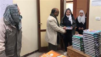 مدير إدارة الفتح التعليمية يشرف على تسليم الكتب الدراسية للطلاب بأسيوط 