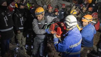   انتشال رجل على قيد الحياة بعد 160 ساعة من الزلزال فى تركيا