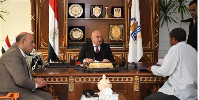 لبحث شكواهم.. محافظ قنا يستقبل 83 مواطن بمكتبه 