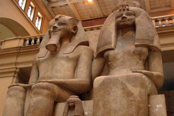نقوش وتماثيل وآثار خالدة فى مصر القديمة حكاية حب من الزمن الجميل