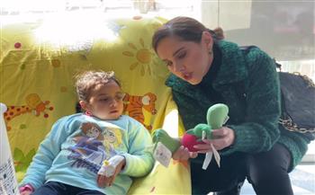  ياسمين رئيس تحتفل بعيد الحب مع أطفال مستشفى 57357 