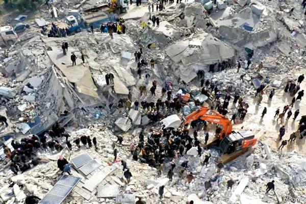 إنقاذ سيدة من تحت الأنقاض بعد 222 ساعة من وقوع الزلزال في تركيا