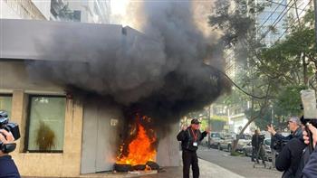   لبنان.. محتجون يشعلون النيران أمام فرعي بنك في بيروت