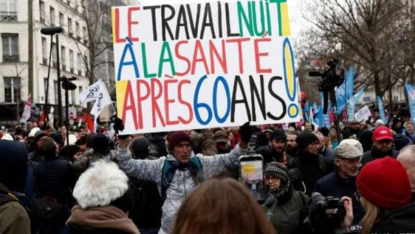 فرنسا: 300 ألف متظاهر في باريس في خامس يوم من الاحتجاجات ضد إصلاح نظام التقاعد