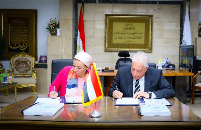 وزيرة البيئة ومحافظ جنوب سيناء يوقعان وثيقة الأنشطة البحرية برأس محمد وشرم الشيخ