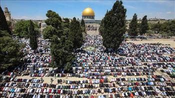   عشرات الآلاف من الفلسطينيين يؤدون صلاة الجمعة في رحاب المسجد الأقصى