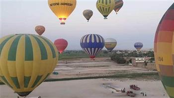 تحليق 56 رحلة بالون طائر تقل 2000 سائح فى سماء الأقصر