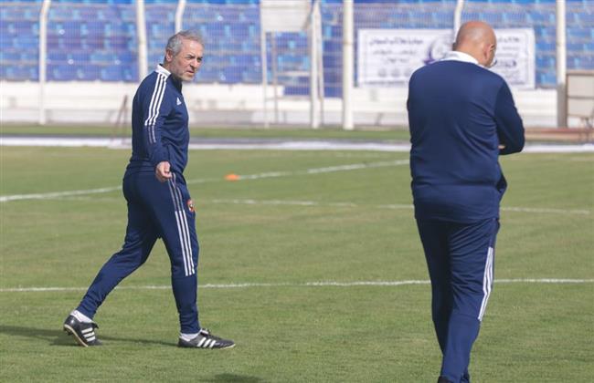 «كولر» يعاين أرضية ملعب مباراة الهلال