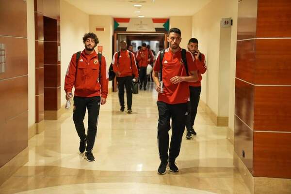بعثة الأهلي تصل ملعب الجوهرة الزرقاء استعدادًا للهلال