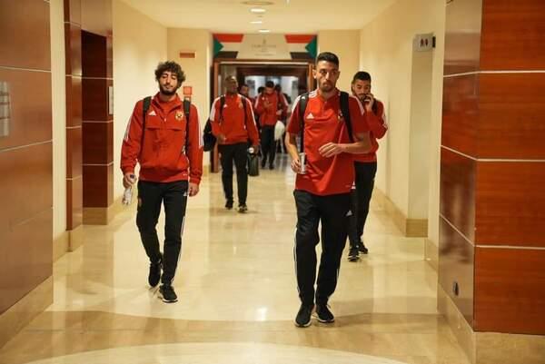 بعثة الأهلي تصل ملعب الجوهرة الزرقاء استعدادًا للهلال