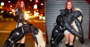   جوليا فوكس تحمل حقيبة على هيئة إنسان بأسبوع الموضة بنيويورك