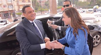   وزيرا التنمية المحلية والتعليم ونائب محافظ البحيرة يتفقدون معرض " أيادي مصر" 