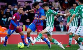 برشلونة يفوز على ريال بيتيس 2-1 ويوسع الفارق في صدارة الليجا الإسبانية