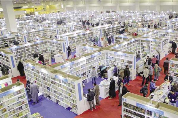 معرض القاهرة للكتاب يستقبل زواره في يومه الثامن
