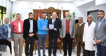 " الداودي " يكرم مشرفي وحدة القسطرة القلبية والتدريب بمستشفى قنا العام 