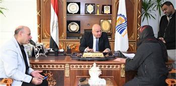 محافظ قنا يستقبل 60 مواطن بمكتبه لبحث شكواهم 