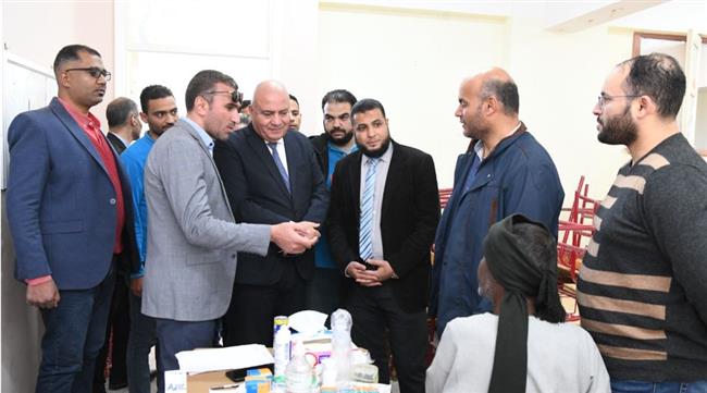 لليوم الثاني علي التوالي.. محافظ قنا يتفقد قافلة الأزهر الطبية بقوص