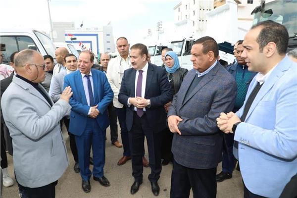وزير التنمية المحلية ومحافظ المنوفية يشهدان اصطفاف المعدات الجديدة لدعم منظومة المخلفات