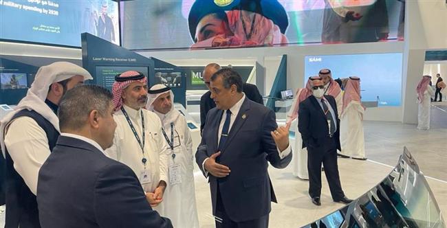 وزير الإنتاج الحربي يتفقد الجناحين الإماراتي والسعودي بمعرض الدفاع "IDEX 2023"