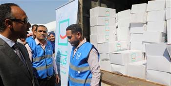   توزيع 4 آلاف كرتونة مساعدات من مؤسسة "حياة كريمة" لأهالي قرية المعصرة بالمنيا 