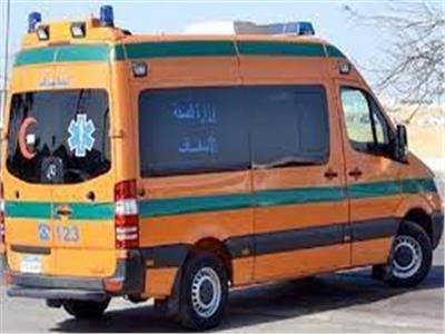 إصابة شخص صدمته سيارة أثناء عبوره لطريق الواحات الصحراوى