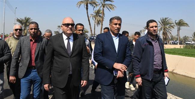 ضمن مشروعات حياة كريمة.. محافظ قنا يتفقد أعمال الرصف والتبطين بقرية العركي 