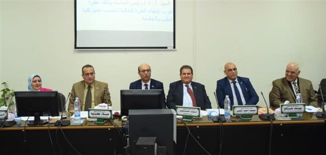 رئيس جامعة أسيوط يشارك فى اللجنة التى تقابل المتقدمين لشغل وظيفة عميد كلية الطب