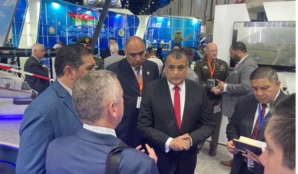 وزير الإنتاج الحربى يتفقد أجنحة عدد من الشركات المشاركة في معرض  الدفاع الدولي "IDEX 2023"