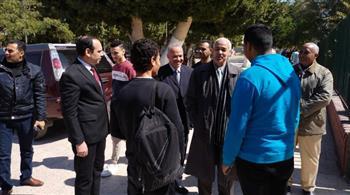 نائب رئيس جامعة أسيوط يقوم بجولة تفقدية بقطاع المدن الجامعية طلبة وطالبات 