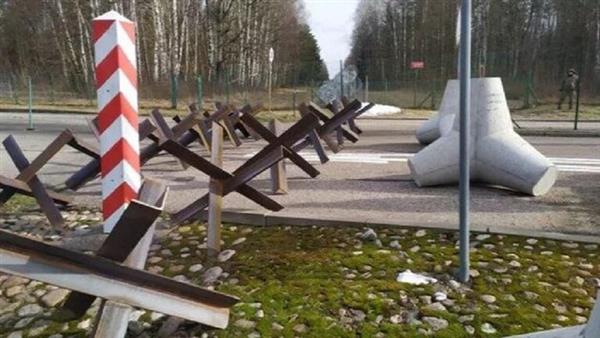 بولندا تنصب الحواجز والمتاريس المضادة للدبابات على الحدود مع روسيا وبيلاروسيا