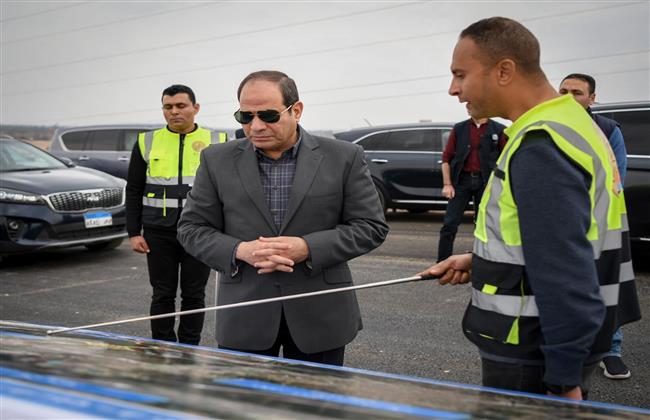 الرئيس السيسي يتفقد سير العمل في مشروعات المحاور والطرق بمحافظة الجيزة