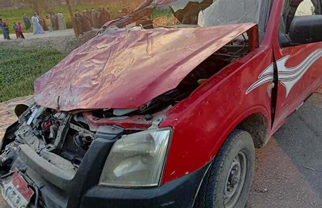 بالأسماء| إصابة 12 شخصًا بتصادم ميكروباص بسيارة ربع نقل في أسيوط