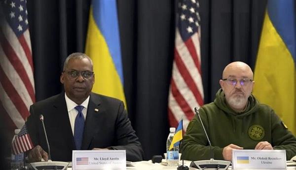 وزيرا الدفاع الأمريكي والأوكراني يبحثان المساعدات الأمنية وآخر التطورات