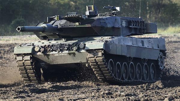 كندا تقدم أربع دبابات جديدة لأوكرانيا طراز "ليوبارد 2"