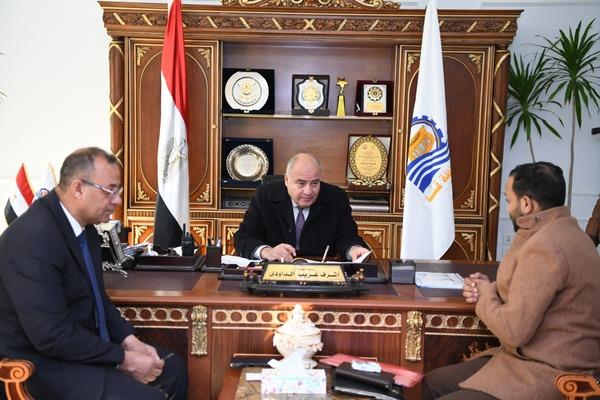 لبحث شكواهم .. محافظ قنا يواصل استقبال المواطنين بمكتبه