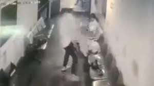 شاهد| رجل يحمل زوجته برفق ويرميها بعرض البحر.. التفاصيل