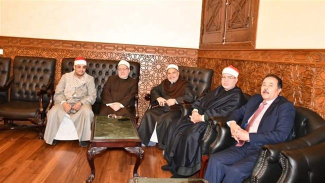 بدء توافد كبار القراء على مسجد الإمام الحسين اليوم