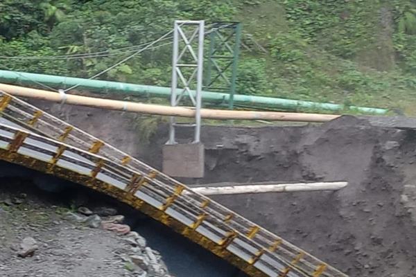 الإكوادور تعلق جزءا من صادراتها النفطية بعد انهيار جسر فوق نهر «ماركر»