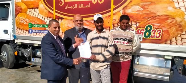 «القوى العاملة»: تسليم عقود عمل لذوي همم بالوادي الجديد 