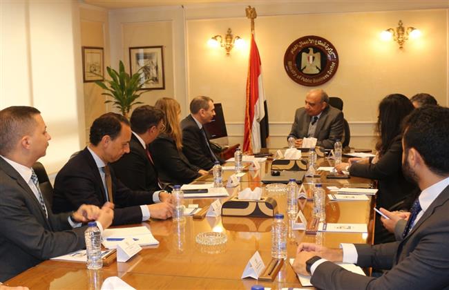وزير قطاع الأعمال العام يستقبل وفد البنك الأوروبي لإعادة الإعمار والتنمية لبحث فرص التعاون 