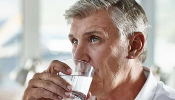 دراسة تحذر من قلة شرب الماء يسرّع الشيخوخة بنسبة ٥٠٪