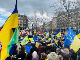 باريس.. خروج آلاف المتظاهرين ضد إرسال الأسلحة إلى أوكرانيا