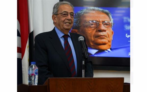 عمرو موسى يشارك في ندوة "دردشة في السياسة" بالجامعة البريطانية في مصر