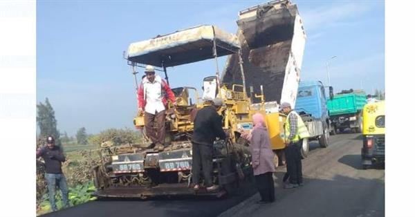 " حياة كريمة" .. رصف طريق ادكو و شبراخيت بتكلفة 36 مليون جنيه