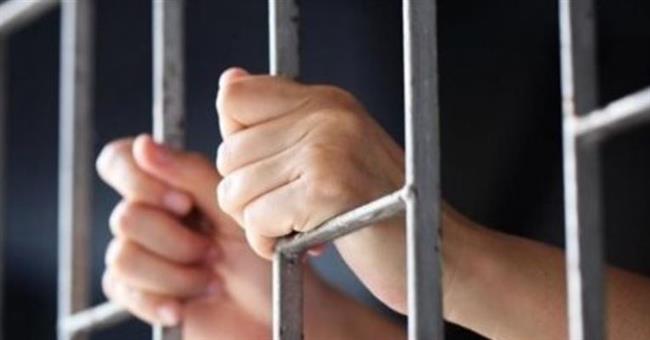 المشدد 7 سنوات لعاطل وطفل شرعا في سرقة مواطن بالزاوية الحمراء