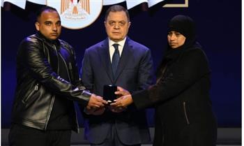وزير الداخلية يكرم عدد من أسر الشهداء والمصابين والمتميزين من رجال الشرطة 