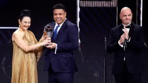   فيفا يقدم جائزة خاصة لأسطورة كرة القدم البرازيلي بيليه